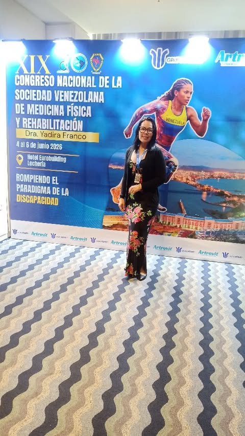 La Dra. Nuramí Rojas frente al backdrop del XIX Congreso Nacional de la Sociedad Venezolana de Medicina Física y Rehabilitación, en el Hotel Eurobuilding de Lechería