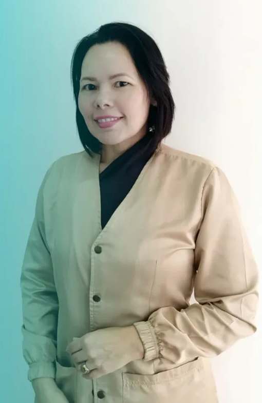Retrato de la Dra. Nuramí Rojas, médico fisiatra, con filipina beige sobre un fondo degradado turquesa
